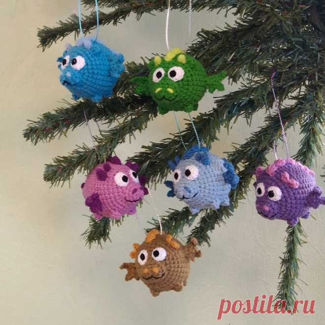 PDF Дракоши крючком. FREE crochet pattern; Аmigurumi toy patterns. Амигуруми схемы и описания на русском. Вязаные игрушки и поделки своими руками #amimore - маленький дракон, брелок в виде дракончика, динозавр, динозаврик.