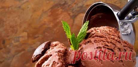 Итальянское шоколадное мороженое (Gelato). Рецепт В большой кастрюле смешайте слегка взбитые желтки, 3 стакана молока и сахар. Поставьте на очень маленький огонь и, взбивая, нагревайте, пока масса не загустеет. Снимите с огня и медленно введите оставшееся молоко и половину измельченного шоколада. Перемешивайте до однородной массы.