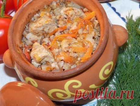 ТОП - 7 ВТОРЫХ БЛЮД В ГОРШОЧКАХ

1. Горшочки с мясом, фасолью и грибами

ИНГРЕДИЕНТЫ:
500 г говядины (свинины, баранины)
200 г фасоли
300 г помидоров
300 г грибов
200 г болгарского перца
150 г лука
соль
перец
растительное масло

ПРИГОТОВЛЕНИЕ:
Если Вы не любите фасоль, можно ее не добавлять.Вместо маленьких горшочков можно использовать форму для запекания с крышкой, объемом около 2.5 л.Из указанного количества ингредиентов получается 5 средних горшочков, объемом 500 мл.При...