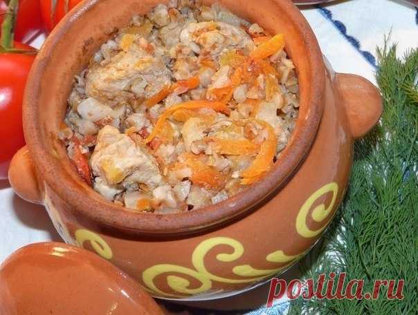 ТОП - 7 ВТОРЫХ БЛЮД В ГОРШОЧКАХ

1. Горшочки с мясом, фасолью и грибами

ИНГРЕДИЕНТЫ:
500 г говядины (свинины, баранины)
200 г фасоли
300 г помидоров
300 г грибов
200 г болгарского перца
150 г лука
соль
перец
растительное масло

ПРИГОТОВЛЕНИЕ:
Если Вы не любите фасоль, можно ее не добавлять.Вместо маленьких горшочков можно использовать форму для запекания с крышкой, объемом около 2.5 л.Из указанного количества ингредиентов получается 5 средних горшочков, объемом 500 мл.При...