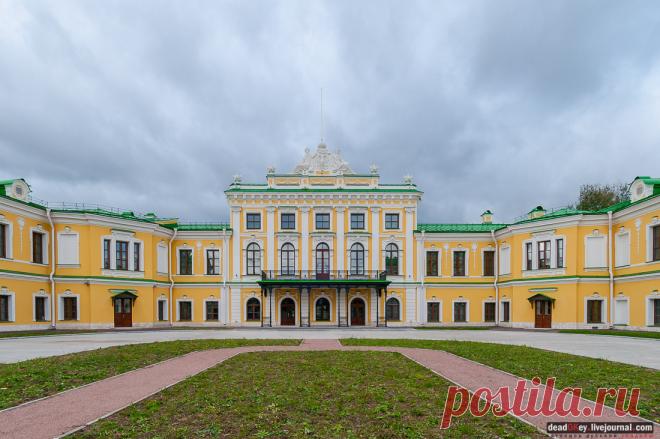 Путевой дворец в Твери предназначался для отдыха членов императорской семьи по пути из Петербурга в Москву. Дворец был построен по проекту П.Р. Никитина в 1764-1766 годах. В дальнейшем дворец перестраивался в начале XIX века архитектором К.И. Росси с помощниками, и в конце XIX века был незаметно дополнен архитектором А.И. Резановым... |  ТВЕРСКОЙ ИМПЕРАТОРСКИЙ ПУТЕВОЙ ДВОРЕЦ, Тверская область, г. Тверь - Летопись Русской Усадьбы