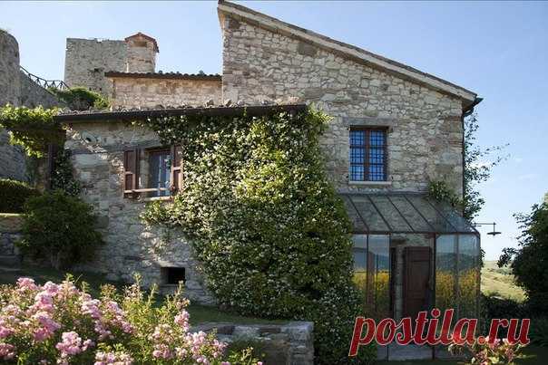 Идиллия по-итальянски в особняках Petrella Guidi Historical Hideaway В средневековой итальянской деревне Petrella Guidi время словно остановилось. Желающие окунуться в неспешность бытия, впитать идиллию сельской местности могут арендовать один из трех традиционных каменных домов в подлинно итальянском стиле. Окруженные садами с яркими цветочными клумбами и ароматными травами, расположенные рядом с парком, особняки отреставрированы с использованием высококачественных натуральных материалов.…