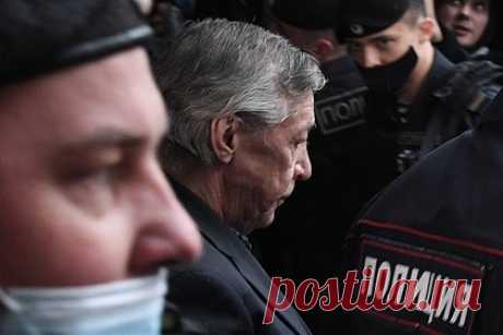 Отбывающий срок Ефремов попросил заменить наказание на принудительные работы. Российский актер Михаил Ефремов попросил заменить тюремное заключение на принудительные работы. Уточняется, что артист подал соответствующее прошение в суд. Михаил Ефремов был осужден на 8 лет лишения свободы за смертельное ДТП, произошедшее 8 июня 2022 года. Позднее актеру смягчили наказание.