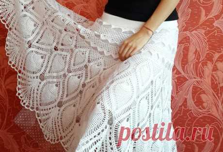 Узор ананас – один из самых любимых узоров как начинающих, так и опытных рукодельниц. И это неудивительно, выглядит он действительно шикарно и прекрасно подходит для самых разных вязаных вещей: от купальников доя юбок и топов. Вот и эта юбка длиной ниже колена выполнена с ананасными узорами крючком. Прекрасный вариант для любительниц длинных летних юбок. Схемы […]