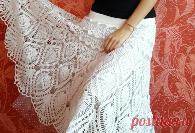 Узор ананас – один из самых любимых узоров как начинающих, так и опытных рукодельниц. И это неудивительно, выглядит он действительно шикарно и прекрасно подходит для самых разных вязаных вещей: от купальников доя юбок и топов. Вот и эта юбка длиной ниже колена выполнена с ананасными узорами крючком. Прекрасный вариант для любительниц длинных летних юбок. Схемы […]