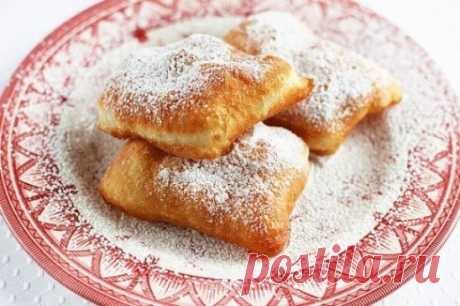 БЕНЬЕ (BEIGNETS) - ФРАНЦУЗСКИЕ ПОНЧИКИ                                                                                                                                                  Ингредиенты:
Теплая вода - 2/3 стакана
Сахарный песок - 1/4 стакана
Соль - 1/4 чайной ложки
Активные сухие дрожжи – 2,5 чайной ложки
Мука - 3 - 4 стакана
Жирные сливки - 1/3 стакана
Яйца – 1 штука
Подсолнечное масло для фритюра
Сахарная пудра для присыпки