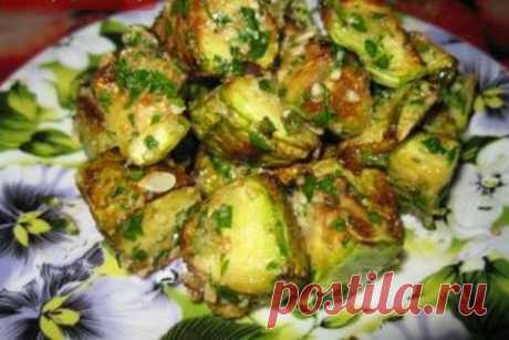 Кабачки, вкуснее мяса

Кабачки молоденькие 2-3 шт.

Заправка:
грецкие орехи 0,5 стакана
петрушка -1/2 пучка
чеснок 2-3 зубчика
оливковое масло -1ст.л.

Кабачки помыть,порезать на крупные куски,посолить и дать стечь соку.

Обжарить на подсолнечном масле, на большом огне в большой сковороде,так чтоб кабачки были в один слой.

Кабачки обжариваются, не разлазятся и остаются хрустящими, как раз то что нам нужно.

Готовим заправку:

Орехи измельчить скалкой, петрушку мелко наруб...