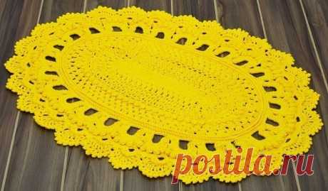 Овальный коврик, вязаный крючком. Такой лучше всего вязать из так называемой трикотажной пряжи. Ну и любая другая по вашему вкусу и возможностям тоже пойдет.