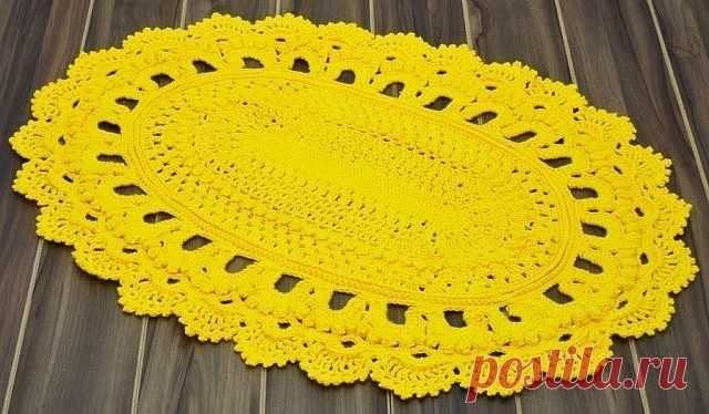 Овальный коврик, вязаный крючком. Такой лучше всего вязать из так называемой трикотажной пряжи. Ну и любая другая по вашему вкусу и возможностям тоже пойдет.