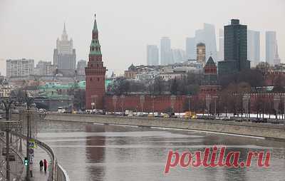 В Кремле заявили, что не планируют ограничивать возможность россиян выезжать из страны. Соответствующий вопрос задали пресс-секретарю российского президента Дмитрию Пескову на фоне предложенного Госдумой резервирования времени для проезда грузовиков через границу