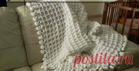 Уютный и красивый плед вафельным узором крючком. Схема и описание | Краше Всех Нежный плед вафельным узором крючком от Ольги Евстроповой. Плед вафельным узором связан из очень мягкой и пушистой пряжи dolphin, на подобии флисовой. По краям плед украшен маленькими помпончиками. Размер пледа – 2 х 1,5 м. Вафельный узор крючком: схема и видео Для тех, кто не знает, как связать вафельный узор — схема и пояснения. На схеме видно, что первый ряд вяжется столбиками с накидом. Дале...