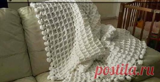 Уютный и красивый плед вафельным узором крючком. Схема и описание | Краше Всех Нежный плед вафельным узором крючком от Ольги Евстроповой. Плед вафельным узором связан из очень мягкой и пушистой пряжи dolphin, на подобии флисовой. По краям плед украшен маленькими помпончиками. Размер пледа – 2 х 1,5 м. Вафельный узор крючком: схема и видео Для тех, кто не знает, как связать вафельный узор — схема и пояснения. На схеме видно, что первый ряд вяжется столбиками с накидом. Дале...