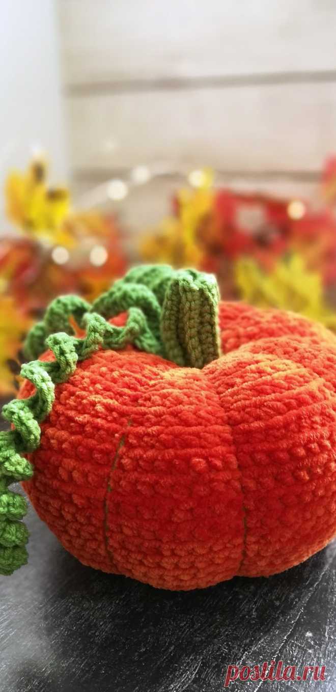 PDF Плюшевая тыква крючком. FREE crochet pattern; Аmigurumi vegetable patterns. Амигуруми схемы и описания на русском. Вязаные игрушки и поделки своими руками #amimore - тыква из плюшевой пряжи, плюшевый овощ.