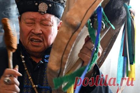 В России захотели открыть академию шаманизма. В Туве в 2024 году планируют открыть международную академию шаманизма. Об этом рассказала ТАСС представитель управления Верховного шамана России Саяна Пухальская. Она отметила, что в учебном заведении намерены обучать теории и практике шаманских знаний, а также проводить мастер-классы для туристов.