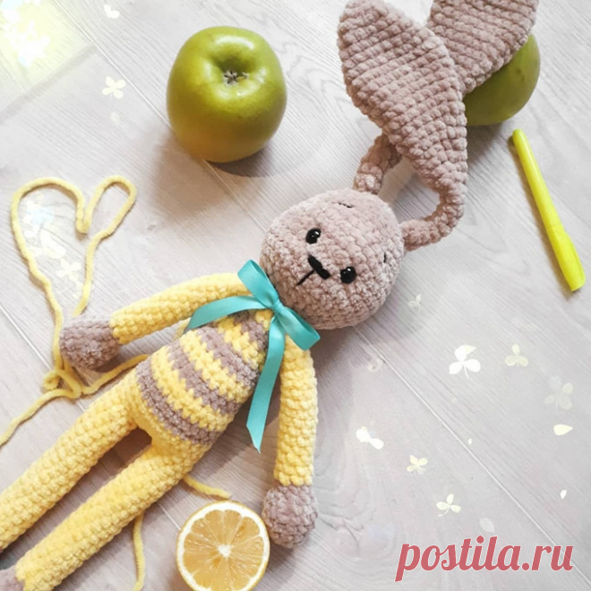 Плюшевый зайка крючком. Амигуруми схемы и описания. Автор: @suvorova_toys | IRINELY.ART Бесплатный мастер-класс по вязанию Плюшевый зайка от @suvorova_toys. Амигуруми зайка с длинными ножками крючком. Схема и описание вязания игрушек крючком для начинающих