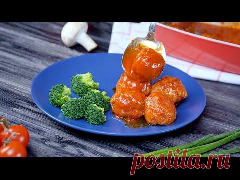 Тефтели с грибами - Рецепты от Со Вкусом - YouTube
Ингредиенты:

Шампиньоны - 200 г 
Фарш - 500 г 
Соль - 0,5 ч. л. 
Сметана - 1 ч. л. 
Чеснок - 2–3 зуб. 
Лук - 1 шт.
Томатная паста - 2 ст. л. 
Вода - 200 мл 
Мука - 2 ст. л. 
Молотый черный перец по вкусу