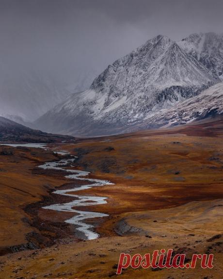 Белая вода долины Аккол, Южно-Чуйский хребет, Алтай. Фотографировал Евгений Кожевников.