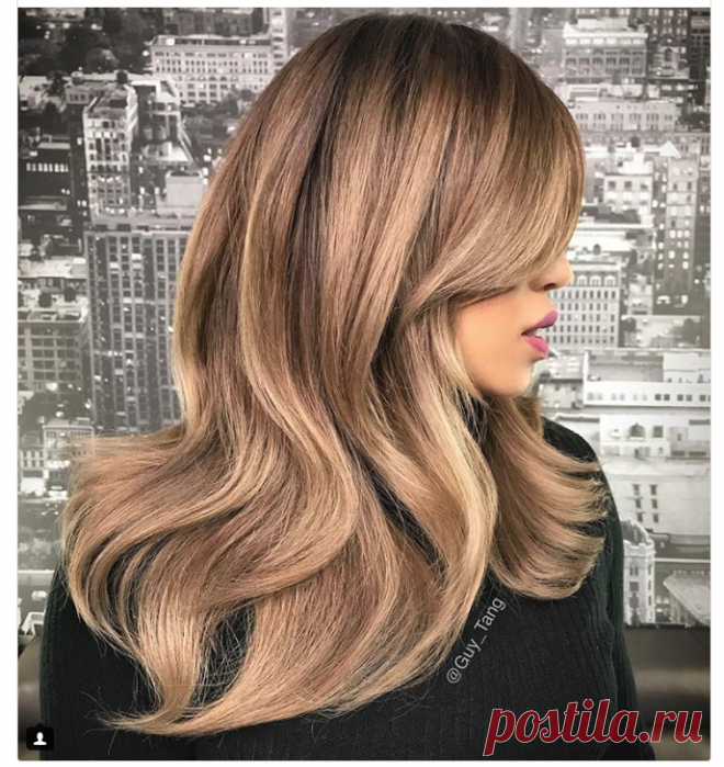 Хюгге-окрашивание: самый уютный тренд года - Помнишь цвет корицы на молочной пенке капучино? Именно такой предлагают колористы в рамках модного хюгге-тренда. Светло-коричневый оттенок переливается несколькими тонами от золотистого до бледно-розового и превращается практически в блонд на кончиках волос. Один из плюсов такого цвета в том, что он идет девушкам с любым оттенком кожи. Хотя смуглым лучше максимально затемнить корни.
