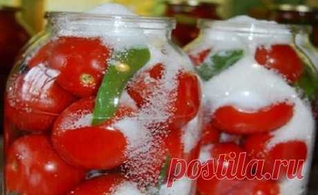 ПОМИДОРЫ "ПО-ЦАРСКИ"
Очень вкусные, сладкие помидоры!!!

ИНГРЕДИЕНТЫ:
на 3-х литровую банку:
помидоры сколько войдут
укроп зонтиком
2-3 гвоздики
2-3 душиста перца горшком
перец чили, маленький кусочек
лавровый лист
1/4 сладкого перца
— 1 зубчик чеснока
1 столовая ложка соли
1 стакан сахара
1 столовая ложка лимонной кислоты

РЕЦЕПТ ПРИГОТОВЛЕНИЯ:
Помидоры помыть, проколоть зубочисткой, чтобы не трескались.
На дно банок уложить укроп, гвоздику, душистый перец, перец острый, ...
