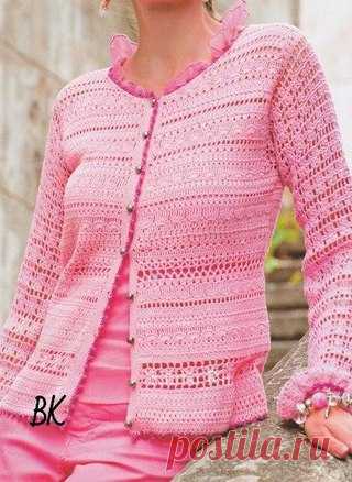 Ажурный розовый жакет

Вам потребуется: 350г пряжи розового цвета (100 % хлопок, 252 м х 50 г), немного пряжи контрастного цвета для обвязки; 9 маленьких пуговиц на ножке; крючок № 1,5; игла. 

Для начала сделайте выкройку с учетом индивидуальных мерок, затем свяжите образец по схеме 8. По образцу и лекалам выполните расчет вязания. Для спинки наберите цепочку из ВП (количество петель должно быть кратно 9) и вяжите, формируя контуры полотна в соответствии с выкройкой. Чере...