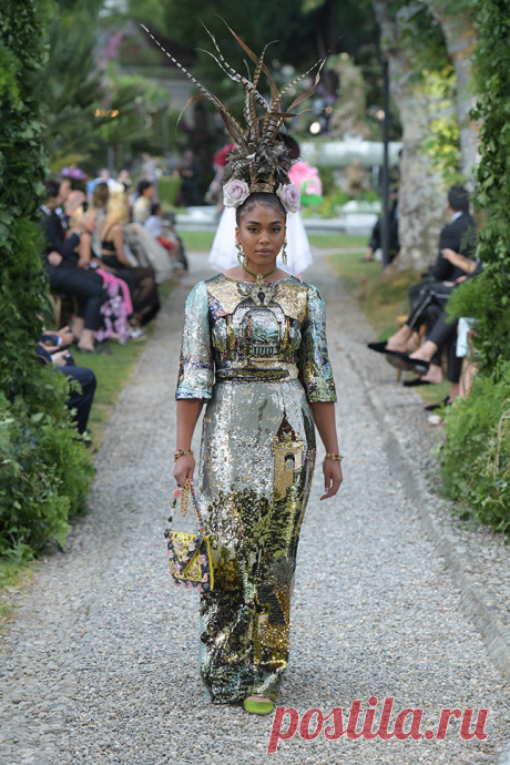 «Украшения на показе Dolce & Gabbana Alta Moda, озере Комо. 6 июля гениальные дизайнеры устроили очередной театрализованный прием-показ своих шедевров.» — карточка пользователя Dina T. в Яндекс.Избранном