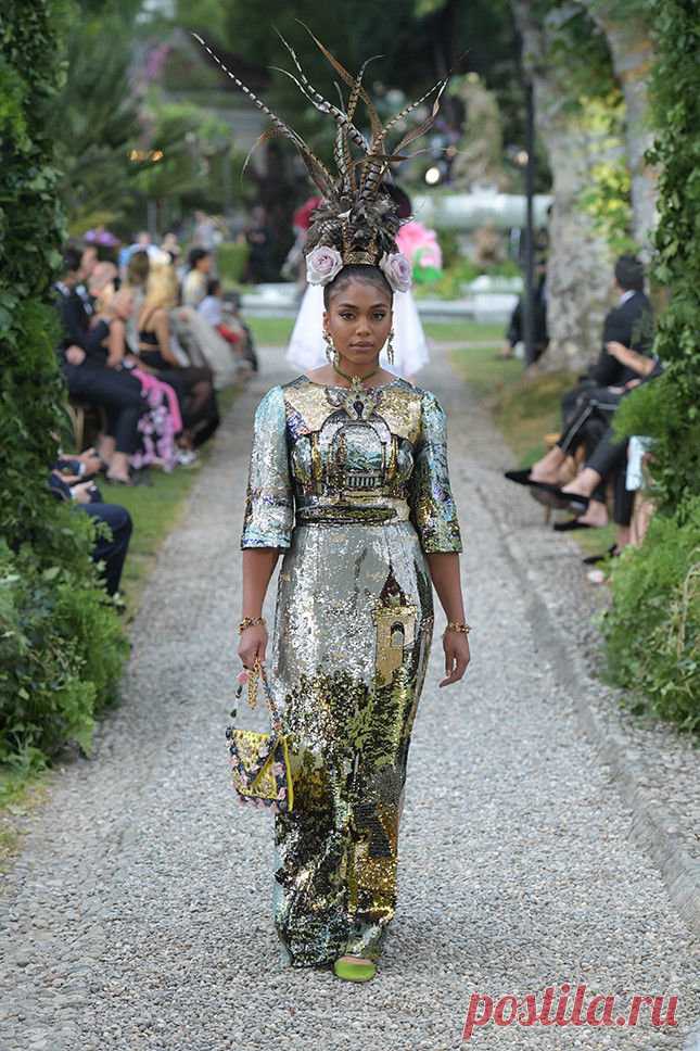 «Украшения на показе Dolce & Gabbana Alta Moda, озере Комо. 6 июля гениальные дизайнеры устроили очередной театрализованный прием-показ своих шедевров.» — карточка пользователя Dina T. в Яндекс.Избранном