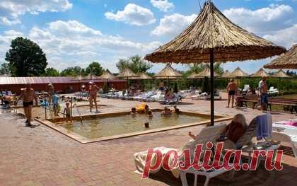 БЕРЕГОВО, МУКАЧЕВСКИЙ РАЙОН, ЗАКАРПАТЬЕ.БАЗА РЕАБИЛИТАЦИИ СПОРТСМЕНОВ ДСФА СССР. Берегово – уютный закарпатский городок у самой границы с Венгрией. Курорт Берегово славится источниками и бассейнами с термальными водами. Купаться в них можно круглый год. Закарпатская сероводородная термальная вода необычайно полезная и целебная. В ней содержится много железа, натрия, калия, йода и фтора. Точно таким же составом могут похвастаться только 4 места на всем земном шаре: Исландия...