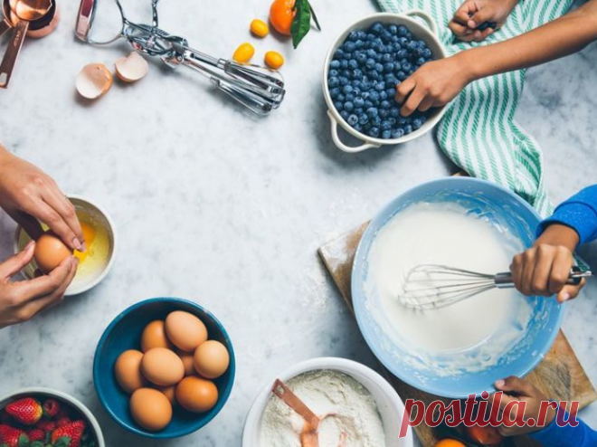 18 кулинарных секретов, которые хозяйки обычно собирают годами: Возьми на заметку!
Чтобы яичница была пышной можно добавить две ложки холодной воды на один стакан яиц и хорошенько взбить.
Вместо дрожжей в тесто можно добавить немного коньяка. При этом тесто станет ароматней, а выпечка вкусней.
Белок яйца быстрее взобьется в пышную пену, если его предварительн