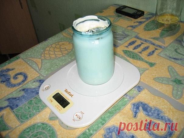 Майонез получается очень густой, не расслаивается, в холодильнике может храниться, не портясь, до двух недель. 
Ингредиенты 
– одно яйцо; 
– 250 мл подсолнечного масла (рафинированного, без запаха, не рапсового); 
– одна чайная ложка сахара; 
– треть чайной ложки соли; 
– одна столовая ложка лимонного сока; 
– по желанию специи (добавим одну чайную ложку горчицы – получим майонез «провансаль», добавим чеснок и мелкими кусочками соленый огурец – получим майонез «тартар»).Пр...