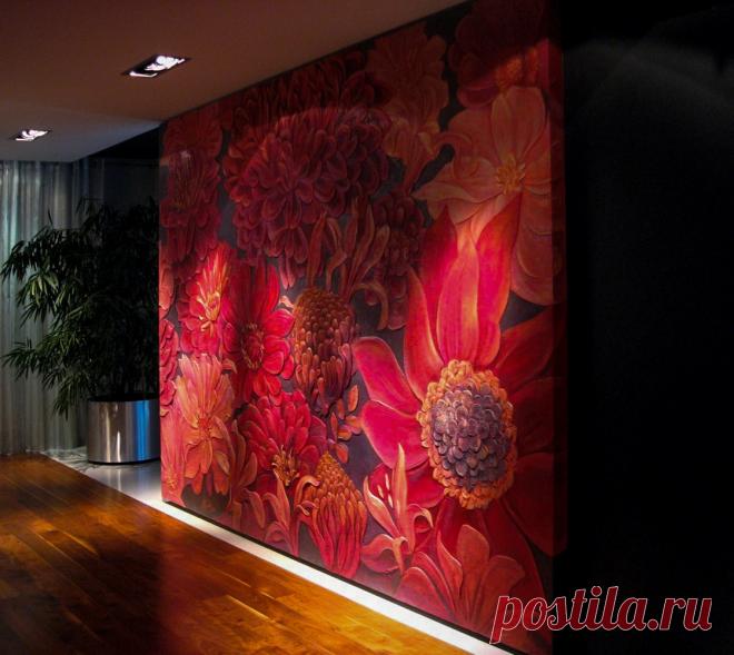 Иногда в спокойный, почти нейтральный по цветовому исполнению интерьер требуется яркий акцент. Именно таким акцентом стала работа - стена с рельефной лепной композицией.  Крупные стилизованные цветы сочных  бордово-красных оттенков. 
Размер стены 3х4 м