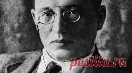 В Черкассах родился «вампир, пивший кровь русского народа» В этот день в 1873 году в уездном городе Черкассы Киевской губернии родился Моше бен Шломо (Моисей Соломонович) Урицкий. Его именем названы улицы и площади, фабрики и заводы по всей территории, бывшей ещё недавно Страной Советов. А заодно и троллейбусы, карандаши, хоккейный клуб и много другой продукции. Чем же он заслужил такую мемориализацию?