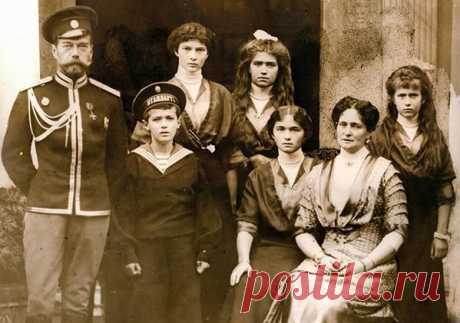 Расстрел царской семьи: главные тайны После расстрела в ночь с 16 на 17 июля 1918 года тела членов царской семьи и их приближенных (всего 11 человек) погрузили в машину и отправили в сторону Верх-Исетска к заброшенным рудникам Ганиной Ямы.