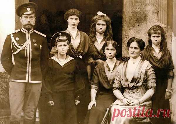 Расстрел царской семьи: главные тайны После расстрела в ночь с 16 на 17 июля 1918 года тела членов царской семьи и их приближенных (всего 11 человек) погрузили в машину и отправили в сторону Верх-Исетска к заброшенным рудникам Ганиной Ямы.