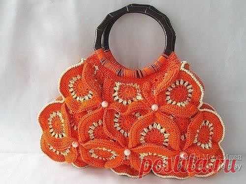 Симпатичные вязаные сумочки и описание к ним.