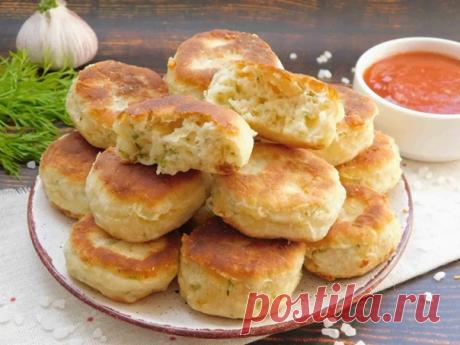 ПЫШКИ К ЧАЮ НА СКОРУЮ РУКУ
Нежные, ароматные, обязательно приготовьте эту вкуснятину!

Быстрый завтрак на сковороде. Буквально 5 минут на замес теста, столько же на обжаривание, и на столе уже целая гора невероятно вкусных и ароматных пышечек. При желании можно добавить кусочки колбасы, грибов, овощей на ваш вкус 

ИНГРЕДИЕНТЫ:
сыр твердый российский 70 г.
яйцо 2 шт.
кефир 150 мл.
укроп свежий пучок
мука пшеничная 1,5 стак.
сода пищевая 0,5 ч.л.
соль щепотка
масло растител...