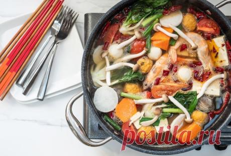 Как сделать идеальный китайский горячий горшок в домашних условиях Китайский горячий горшок - это бульон, накрытый на стол, предназначенный для совместного использования, и это социальная трапеза, где люди толпятся вокруг кипящего бульона с различными протеинами,