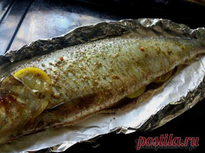 Сельдь запеченная в духовке, в лодочке из фольги Простой, вкусный и очень полезный рецепт запечённой сельди. Если вы ещё не пробовали, то многое потеряли. Я готовила одну селёдку, но лучше конечно сразу несколько.Ингредиенты:Сельдь свежемороженная,Р...