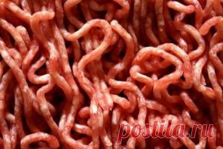 Фарш домашний - Островок Гурмания   В наше время рынок предлагает нам массу продуктов употребления. Фарш не стал исключением, но куда лучше приготовить домашний. Самостоятельное производство даёт четкое понимание состава, ведь вы сами подбираете продукты. Ниже будет предоставлен рецепт исключительно из личного опыта. Мясо курицы Шкура куриная Мясо свинины или говядины Соль Лук репчатый Мясорубка ПРИГОТОВЛЕНИЕ Разделываем курицу, для фарша понадобится грудка,