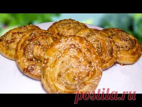 На второй день становятся только вкуснее. Булочки с куриным филе и кунжутом