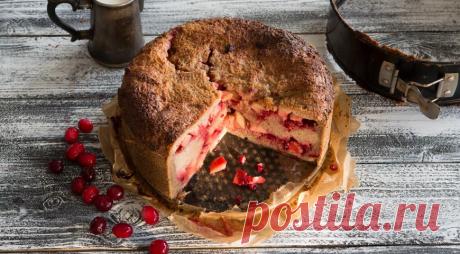 Северная шарлотка из ржаного хлеба с брусникой и яблоками - ПУТЕШЕСТВУЙ ПО САЙТУ. «Северной» составляющей в такой шарлотке могут быть любые северные ягоды, не только брусника. Отлично подойдут клюква (как свежая, так и мороженая) или морошка (свежая, мороженая или моченая). Бруснику тоже можно брать моченую, она даст приятный пряный вкус. ИНГРЕДИЕНТЫ 1–1,5 большой буханки ржаного хлеба 3–4 кислых яблока 400 г брусники 120 …