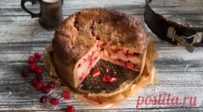 Северная шарлотка из ржаного хлеба с брусникой и яблоками - ПУТЕШЕСТВУЙ ПО САЙТУ. «Северной» составляющей в такой шарлотке могут быть любые северные ягоды, не только брусника. Отлично подойдут клюква (как свежая, так и мороженая) или морошка (свежая, мороженая или моченая). Бруснику тоже можно брать моченую, она даст приятный пряный вкус. ИНГРЕДИЕНТЫ 1–1,5 большой буханки ржаного хлеба 3–4 кислых яблока 400 г брусники 120 …