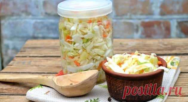 Капуста на зиму в банке под железные крышки: 10 очень вкусных рецепта приготовления Осень - пора заготавливать витамины на зиму. Сегодня в меню капуста на зиму в 10 вариантах - очень вкусная, хрустящая и сочная. Повторяйте шаг за шагом за мной и у вас будет такая же!