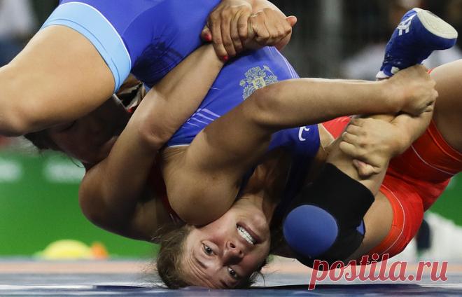 © AP Photo/Markus Schreiber. РИО-ДЕ-ЖАНЕЙРО, 18 августа. /ТАСС/. Россиянка Валерия Коблова завоевала серебряную медаль олимпийского турнира по вольной борьбе в весовой категории до 58 кг. В финальном поединке она проиграла японке Каори Ите со счетом 2:3. Подробнее на ТАСС: http://tass.ru/sport/3547118  |  ТАСС: Спорт - Валерия Коблова завоевала серебро Олимпиады в вольной борьбе в весе до 58 кг