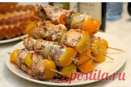 Шашлык из осетра 
https://povar.ru/recipes/shashlyk_iz_osetra-10003.html

Шашлык из осетра - пошаговый кулинарный рецепт на Повар.ру
Шашлык из осетра - вкусное и аппетитное блюдо. Однако повару необходим опыт &quot;общения&quot; с осетрами. Данный рецепт подходит для приготовления шашлыка из осетра как на костре, так и и в домашних условиях.