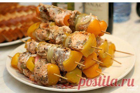 Шашлык из осетра 
http://povar.ru/recipes/shashlyk_iz_osetra-10003.html

Шашлык из осетра - пошаговый кулинарный рецепт на Повар.ру
Шашлык из осетра - вкусное и аппетитное блюдо. Однако повару необходим опыт "общения" с осетрами. Данный рецепт подходит для приготовления шашлыка из осетра как на костре, так и и в домашних условиях.