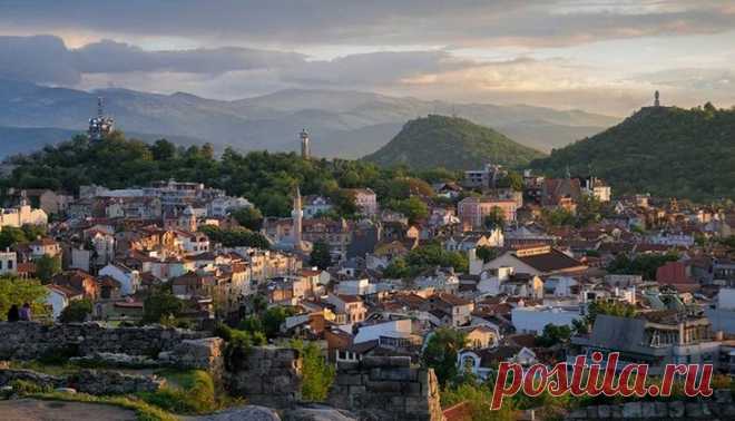 Знаменитые достопримечательности Пловдива: обзор и фото Имя города Пловдив как гласит легенда, пересказываемая местными жителями, произошло из слов греческого («Филиппополь») и турецкого («Филибе») наречий. И в этом нет ничего удивительного. За 13 веков в ...