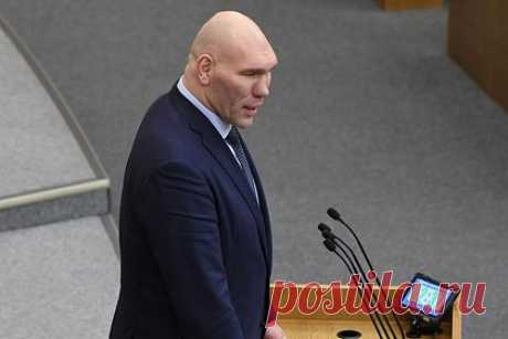 Валуев ответил на критику Тарасовой в адрес работающих в Госдуме спортсменов. Депутат Госдумы, бывший чемпион мира по боксу Николай Валуев ответил на критику заслуженного тренера СССР Татьяны Тарасовой в адрес работающих в Госдуме спортсменов. «Убежден, что мнения и предложения таких профессионалов, как Тарасова, всегда готовы выслушать и взять в работу», — заявил он.