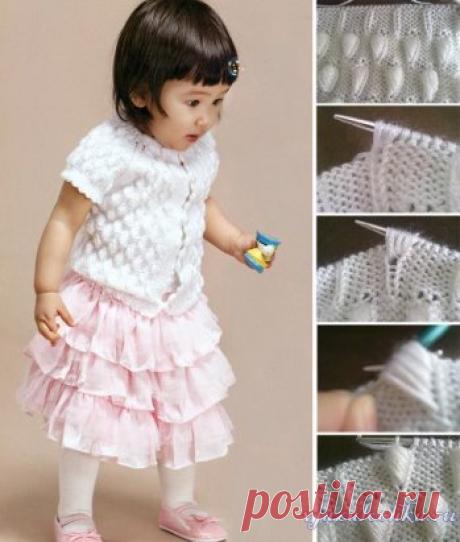 Детская кофточка спицами с «Шишечками»
Описание: https://vjazalochka.ru/vyazanie-dlya-detej/palto-zhakety/detskaya-koftochka-spicami-s-shishechkami