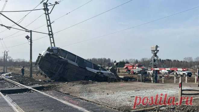 Задержан один человек после ДТП автобуса и поезда в Ярославской области. Монтер пути задержан после столкновения автобуса и поезда на железнодорожном переезде станции станции Берендеево в Ярославской области. Об этом сообщили ТАСС в пресс-службе Следственного комитета РФ. По данным следствия, в момент аварии ...