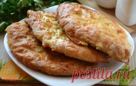 Сырные лепешки на кефире Любите вкусную выпечку? Хотите приготовить что-нибудь новенькое? Тогда не проходите мимо этого рецепта, и приготовьте в домашних условиях сырные лепешки на кефире! Тертый сыр добавляется не в начинку, а прямо в тесто, получается очень вкусно! Такие лепешки можно сделать к приходу гостей.